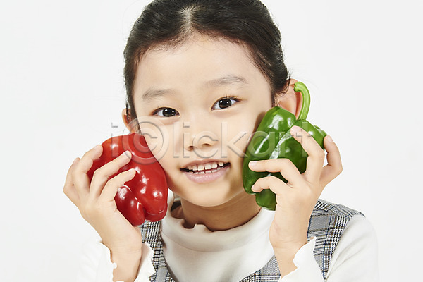 소녀(어린이) 소녀한명만 어린이 여자 한국인 한명 JPG 근접촬영 앞모습 포토 건강관리 누끼 들기 미소(표정) 상반신 스튜디오촬영 실내 앉기 채소 편식 피망 흰배경
