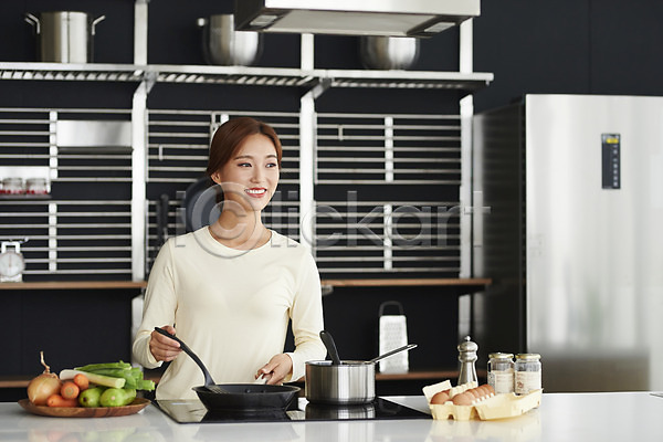 즐거움 행복 화목 20대 성인 성인여자한명만 여자 한국인 한명 JPG 앞모습 포토 미소(표정) 상반신 소확행 식재료 요리 응시 전기렌지 주방 채소 프라이팬