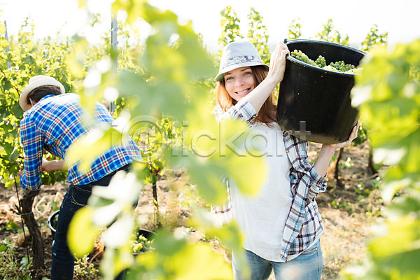 20대 남자 두명 사람 서양인 성인 성인만 여자 외국인 JPG 뒷모습 앞모습 포토 농장 들기 모자(잡화) 미소(표정) 상반신 서기 야외 양동이 주간 체코 커플 포도 포도밭