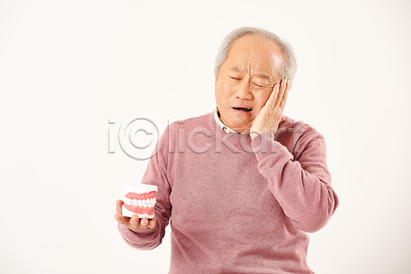 즐거움 70대 남자 노년 노인남자한명만 한국인 한명 JPG 앞모습 포토 노후 누끼 상반신 스튜디오촬영 실내 실버라이프 은퇴 충치 치과 치아 치아건강 치아모형 치통 할아버지 흰배경