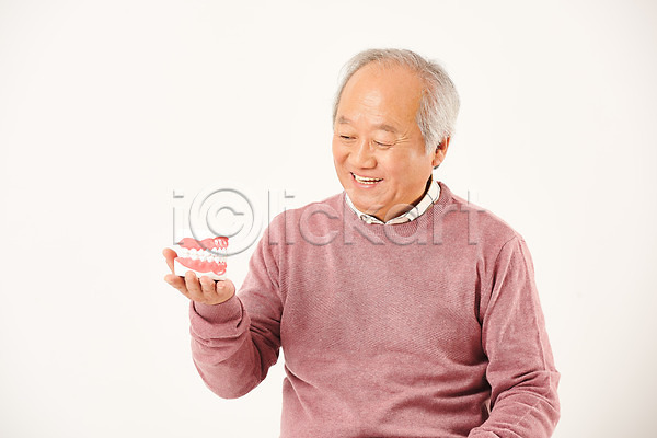 즐거움 70대 남자 노년 노인남자한명만 한국인 한명 JPG 앞모습 포토 노후 누끼 들기 미소(표정) 상반신 스튜디오촬영 실내 실버라이프 은퇴 치과 치아 치아건강 치아모형 할아버지 흰배경