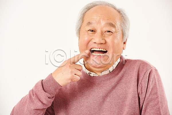 즐거움 70대 남자 노년 노인남자한명만 한국인 한명 JPG 앞모습 포토 가리킴 노후 누끼 상반신 손짓 스튜디오촬영 실내 실버라이프 은퇴 임플란트 치과 치아 치아건강 할아버지 흰배경