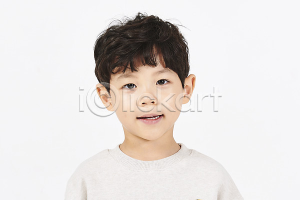 즐거움 남자 소년한명만 어린이 한국인 한명 JPG 앞모습 포토 누끼 모션 미소(표정) 상반신 서기 스튜디오촬영 실내 흰배경