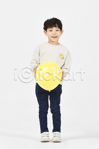 즐거움 남자 소년한명만 어린이 한국인 한명 JPG 앞모습 포토 누끼 들기 모션 미소(표정) 서기 스튜디오촬영 실내 전신 풍선 흰배경