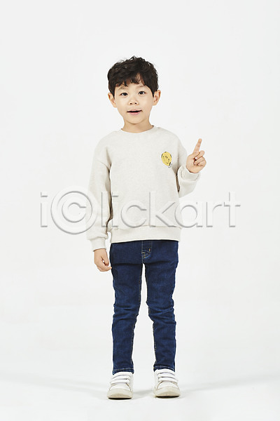 즐거움 남자 소년한명만 어린이 한국인 한명 JPG 앞모습 포토 1 누끼 모션 미소(표정) 서기 손짓 스튜디오촬영 실내 전신 흰배경