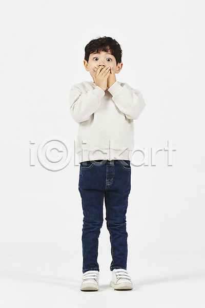 남자 소년한명만 어린이 한국인 한명 JPG 앞모습 포토 놀람 누끼 모션 미소(표정) 서기 스튜디오촬영 실내 입막음 전신 흰배경