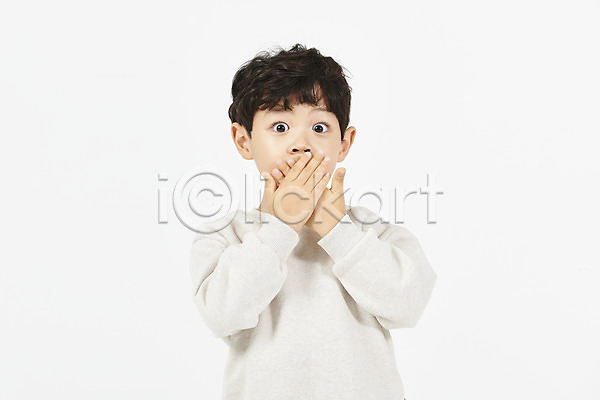 남자 소년한명만 어린이 한국인 한명 JPG 앞모습 포토 놀람 누끼 모션 미소(표정) 상반신 서기 스튜디오촬영 실내 입막음 흰배경
