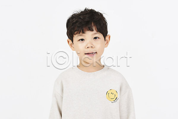 즐거움 남자 소년한명만 어린이 한국인 한명 JPG 앞모습 포토 누끼 모션 미소(표정) 상반신 서기 스튜디오촬영 실내 흰배경