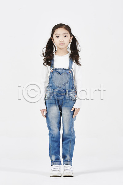 즐거움 소녀한명만 어린이 여자 한국인 한명 JPG 앞모습 포토 누끼 모션 미소(표정) 서기 스튜디오촬영 실내 전신 흰배경