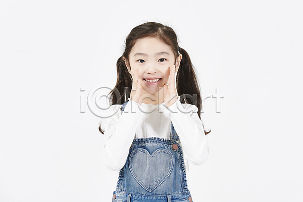 즐거움 소녀한명만 어린이 여자 한국인 한명 JPG 앞모습 포토 누끼 모션 미소(표정) 상반신 서기 손짓 스튜디오촬영 실내 외침 흰배경