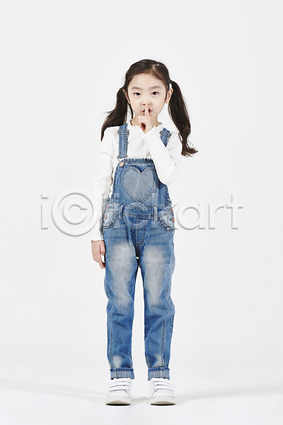 즐거움 소녀한명만 어린이 여자 한국인 한명 JPG 앞모습 포토 누끼 모션 미소(표정) 서기 손짓 쉿 스튜디오촬영 실내 전신 흰배경
