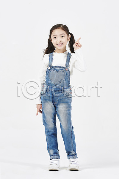 즐거움 소녀한명만 어린이 여자 한국인 한명 JPG 앞모습 포토 1 누끼 모션 미소(표정) 서기 손짓 스튜디오촬영 실내 전신 흰배경