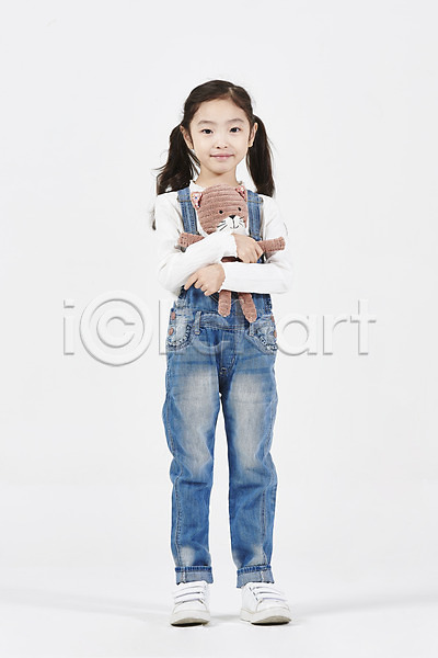 즐거움 소녀한명만 어린이 여자 한국인 한명 JPG 앞모습 포토 누끼 들기 모션 미소(표정) 서기 스튜디오촬영 실내 인형 전신 흰배경