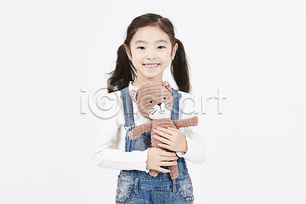 즐거움 소녀한명만 어린이 여자 한국인 한명 JPG 앞모습 포토 누끼 들기 모션 미소(표정) 상반신 서기 스튜디오촬영 실내 인형 흰배경