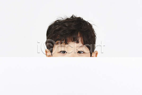 남자 소년한명만 신체부위 어린이 한국인 한명 JPG 근접촬영 포토 누끼 모션 서기 숨기 스튜디오촬영 실내 얼굴 흰배경