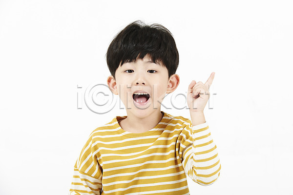 남자 소년 소년한명만 어린이 한국인 한명 JPG 앞모습 포토 놀람 누끼 발견 상반신 손짓 스튜디오촬영 실내 앉기 어린이교육 흰배경