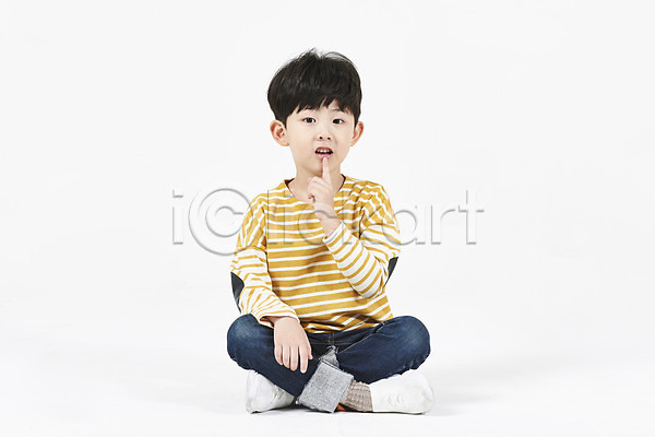 고민 남자 소년 소년한명만 어린이 한국인 한명 JPG 앞모습 포토 누끼 생각 스튜디오촬영 실내 앉기 어린이교육 전신 흰배경