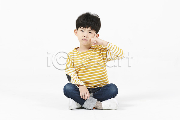 고민 스트레스 남자 소년 소년한명만 어린이 한국인 한명 JPG 앞모습 포토 누끼 생각 스튜디오촬영 실내 앉기 어린이교육 전신 흰배경