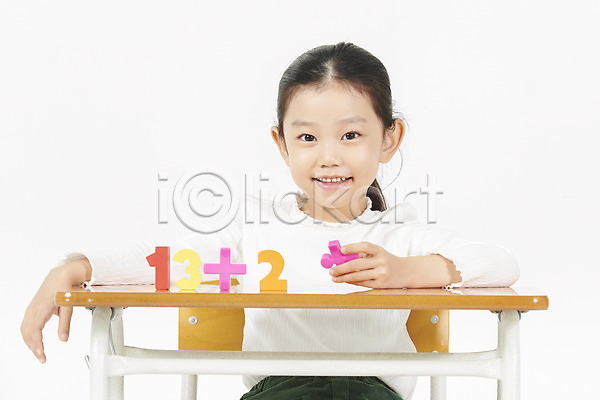소녀(어린이) 소녀한명만 어린이 여자 한국인 한명 JPG 앞모습 포토 교실 누끼 덧셈 문제풀이 미소(표정) 상반신 수학 수학교육 수학기호 숫자 스튜디오촬영 실내 앉기 어린이교육 책상 흰배경