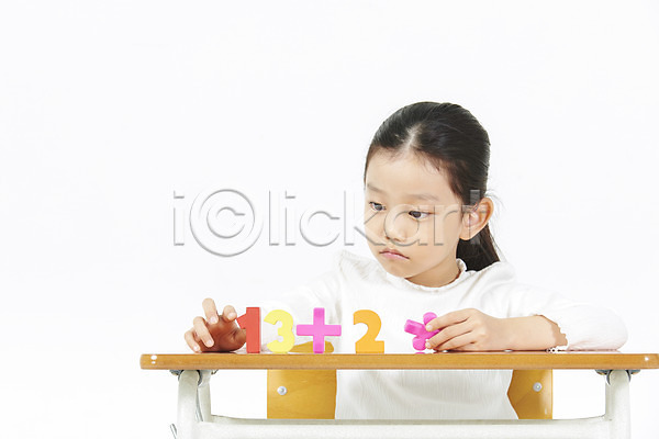 집중 소녀(어린이) 소녀한명만 어린이 여자 한국인 한명 JPG 앞모습 포토 교실 누끼 덧셈 문제풀이 상반신 수학 수학교육 수학기호 숫자 스튜디오촬영 실내 앉기 어린이교육 책상 흰배경