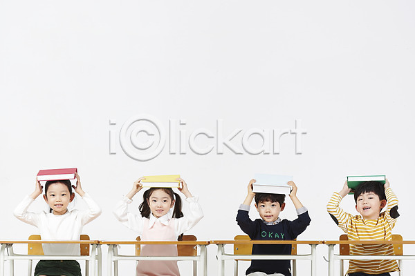즐거움 남자 소녀(어린이) 소년 어린이 어린이만 여러명 여자 한국인 JPG 앞모습 포토 교실 누끼 들기 머리위 미소(표정) 상반신 스튜디오촬영 실내 앉기 어린이교육 책 책상 친구 흰배경