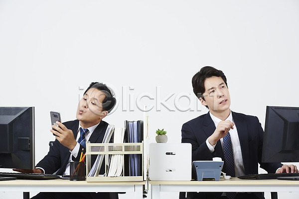 짜증 30대 40대 남자 남자만 두명 성인 중년 한국인 JPG 앞모습 포토 누끼 딴짓 부하 비즈니스 비즈니스맨 사무실 상반신 상사 스마트폰 스튜디오촬영 실내 앉기 업무 컴퓨터 흰배경