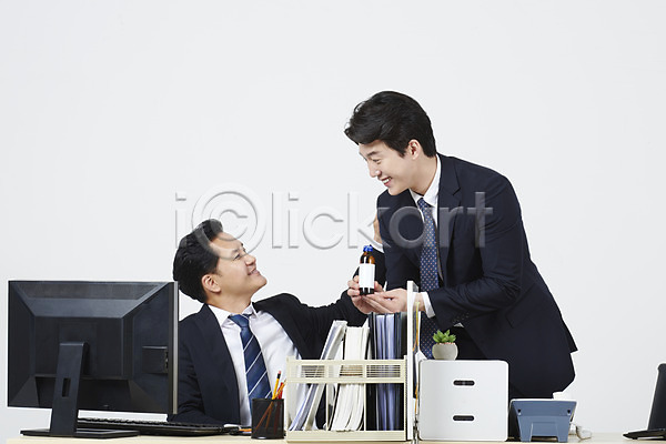 30대 40대 남자 남자만 두명 성인 중년 한국인 JPG 앞모습 포토 권유 누끼 미소(표정) 부하 비즈니스 비즈니스맨 사무실 상반신 상사 서기 스튜디오촬영 실내 아부 앉기 업무 자양강장제 주기 컴퓨터 흰배경
