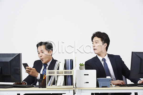 못마땅 30대 40대 남자 남자만 두명 성인 중년 한국인 JPG 앞모습 포토 누끼 들기 딴짓 부하 비즈니스 비즈니스맨 사무실 상반신 상사 스마트폰 스튜디오촬영 실내 앉기 업무 엿보기 컴퓨터 흰배경