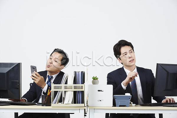 못마땅 30대 40대 남자 남자만 두명 성인 중년 한국인 JPG 앞모습 포토 누끼 들기 딴짓 부하 비즈니스 비즈니스맨 사무실 상반신 상사 스마트폰 스튜디오촬영 실내 앉기 업무 찡그림 컴퓨터 흰배경