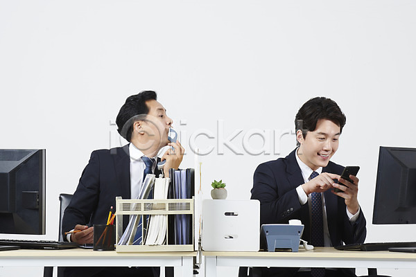 30대 40대 남자 남자만 두명 성인 중년 한국인 JPG 앞모습 포토 누끼 딴짓 미소(표정) 부하 비즈니스 비즈니스맨 사무실 상반신 상사 스마트폰 스튜디오촬영 실내 앉기 업무 엿보기 전화기 컴퓨터 통화 흰배경