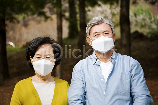 사회이슈 60대 70대 남자 노년 노인만 두명 여자 한국인 JPG 앞모습 포토 감기(질병) 감염 건강 공기 기관지 노부부 노약자 마스크 먼지 미세먼지 바이러스 박테리아 상반신 세균감염 야외 주간 코로나바이러스 호흡 호흡기관 환경