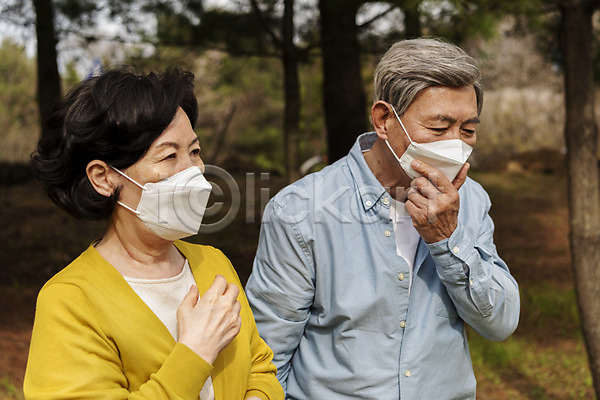 사회이슈 60대 70대 남자 노년 노인만 두명 여자 한국인 JPG 옆모습 포토 감기(질병) 감염 건강 공기 기관지 기침 노부부 노약자 마스크 먼지 미세먼지 바이러스 박테리아 상반신 세균감염 야외 주간 코로나바이러스 호흡 호흡기관 환경
