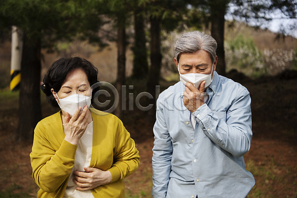 사회이슈 60대 70대 남자 노년 노인만 두명 여자 한국인 JPG 앞모습 포토 감기(질병) 감염 건강 공기 기관지 기침 노부부 노약자 마스크 먼지 미세먼지 바이러스 박테리아 상반신 세균감염 야외 주간 코로나바이러스 호흡 호흡기관 환경