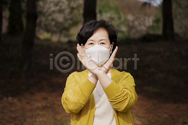 거절 사회이슈 60대 노년 노인여자한명만 여자 한국인 한명 JPG 앞모습 포토 X 감기(질병) 감염 건강 공기 금지 기관지 노약자 마스크 먼지 미세먼지 바이러스 박테리아 반대 상반신 세균감염 아니오 야외 주간 코로나바이러스 호흡 호흡기관 환경