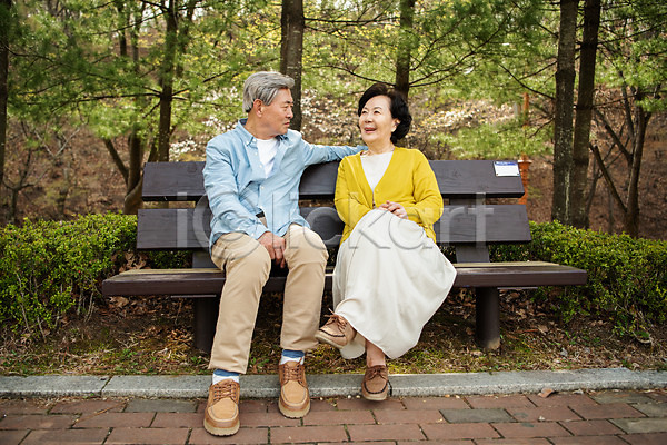 다정 산책 행복 휴식 60대 70대 남자 노년 노인만 두명 여자 한국인 JPG 앞모습 포토 공원 노부부 대화 데이트 동반자 미소(표정) 벤치 앉기 야외 전신 주간 할머니 할아버지