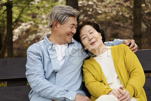 다정 산책 행복 휴식 60대 70대 남자 노년 노인만 두명 여자 한국인 JPG 앞모습 포토 공원 기댐 노부부 데이트 동반자 미소(표정) 벤치 상반신 앉기 야외 주간 할머니 할아버지