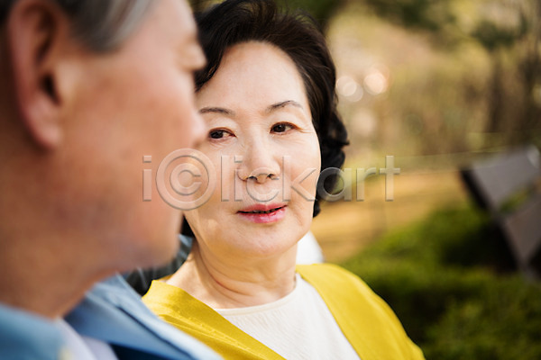 다정 산책 행복 휴식 60대 70대 남자 노년 노인만 두명 여자 한국인 JPG 아웃포커스 앞모습 옆모습 포토 공원 노부부 데이트 동반자 상반신 앉기 야외 응시 주간 할머니 할아버지