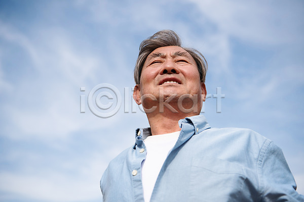 산책 70대 남자 노년 노인남자한명만 한국인 한명 JPG 로우앵글 포토 공원 바람 상반신 서기 야외 주간 하늘 할아버지