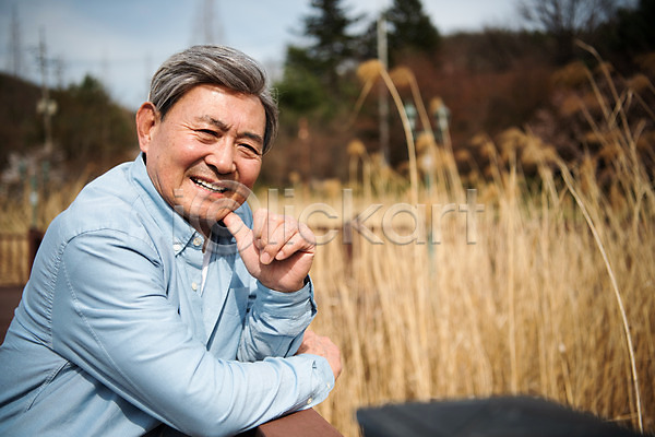 산책 70대 남자 노년 노인남자한명만 한국인 한명 JPG 옆모습 포토 갈대습지 공원 미소(표정) 상반신 서기 야외 주간 할아버지