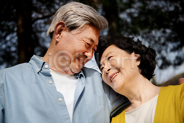 다정 산책 행복 60대 70대 남자 노년 노인만 두명 여자 한국인 JPG 앞모습 포토 공원 기댐 노부부 데이트 동반자 미소(표정) 상반신 서기 야외 주간 할머니 할아버지