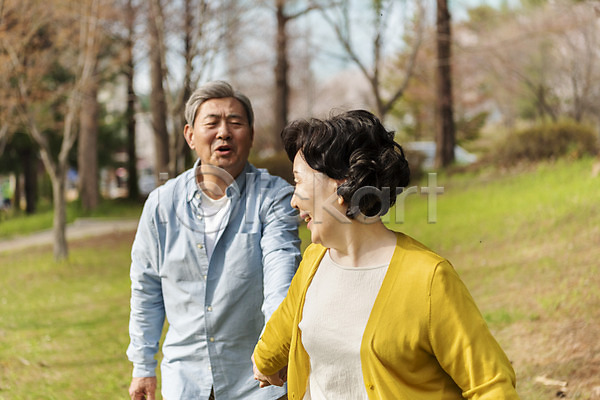 다정 산책 행복 60대 70대 남자 노년 노인만 두명 여자 한국인 JPG 앞모습 포토 공원 노부부 데이트 동반자 상반신 서기 손잡기 야외 주간 할머니 할아버지