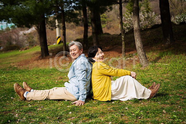 다정 산책 행복 휴식 60대 70대 남자 노년 노인만 두명 여자 한국인 JPG 옆모습 포토 공원 노부부 데이트 동반자 등맞대기 앉기 야외 전신 주간 할머니 할아버지