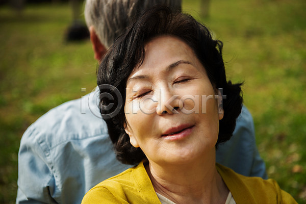 다정 산책 행복 휴식 60대 70대 남자 노년 노인만 두명 여자 한국인 JPG 뒷모습 앞모습 포토 공원 노부부 데이트 동반자 등맞대기 미소(표정) 상반신 앉기 야외 주간 할머니 할아버지