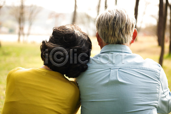 다정 산책 행복 휴식 60대 70대 남자 노년 노인만 두명 여자 한국인 JPG 뒷모습 포토 공원 기댐 노부부 데이트 동반자 상반신 앉기 야외 주간 할머니 할아버지