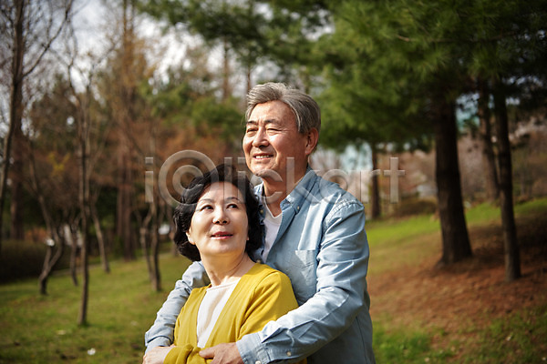 다정 산책 행복 60대 70대 남자 노년 노인만 두명 여자 한국인 JPG 옆모습 포토 공원 노부부 데이트 동반자 미소(표정) 백허그 상반신 서기 야외 주간 할머니 할아버지