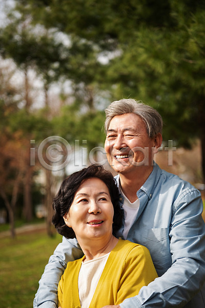 다정 산책 행복 60대 70대 남자 노년 노인만 두명 여자 한국인 JPG 옆모습 포토 공원 노부부 데이트 동반자 미소(표정) 백허그 상반신 서기 야외 주간 할머니 할아버지