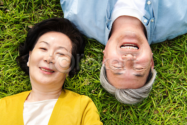 다정 산책 행복 휴식 60대 70대 남자 노년 노인만 두명 여자 한국인 JPG 앞모습 포토 하이앵글 공원 노부부 눕기 데이트 동반자 미소(표정) 상반신 야외 잔디 주간 할머니 할아버지