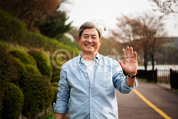 산책 70대 남자 노년 노인남자한명만 한국인 한명 JPG 앞모습 포토 공원 미소(표정) 상반신 서기 손인사 야외 주간 할아버지