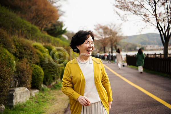 산책 60대 노년 노인여자한명만 여자 한국인 한명 JPG 앞모습 포토 걷기 공원 미소(표정) 상반신 야외 응시 주간 할머니