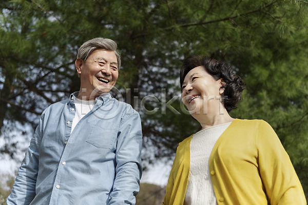 다정 산책 행복 60대 70대 남자 노년 노인만 두명 여자 한국인 JPG 로우앵글 앞모습 포토 공원 노부부 데이트 동반자 미소(표정) 상반신 서기 야외 주간 할머니 할아버지